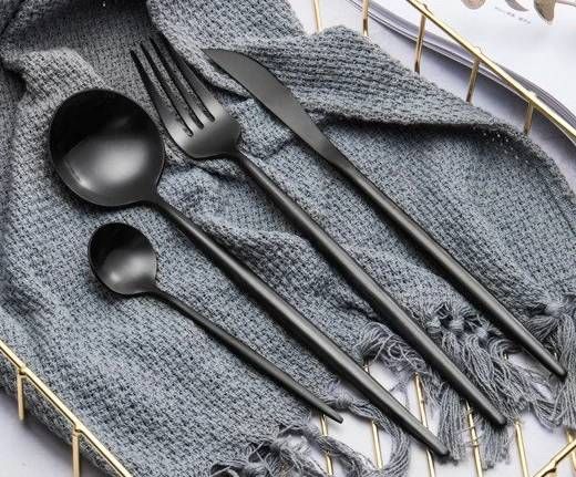 Ylellinen ruokailuvälinekokonaisuus – Tyylikkäälle ja erottuvalle pöydälle