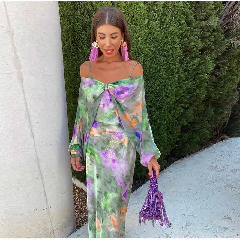 Ginette | Lang Elegant Kjole – Fargerik Trykk Og Bare Skuldre