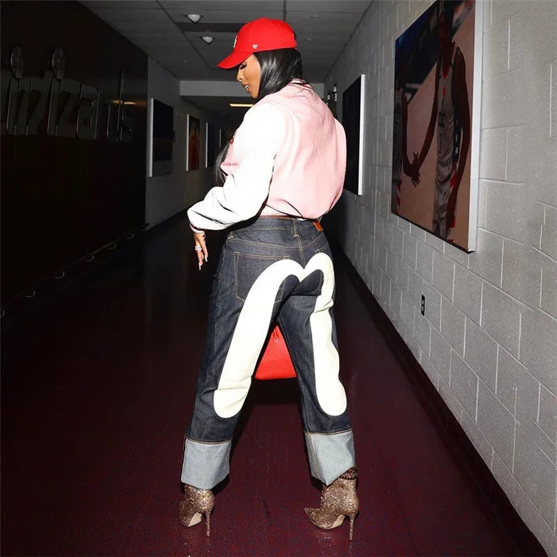 Nina | Divatos Nadrág – Egyenes Vágás és Kontrasztos Szív Mintázat