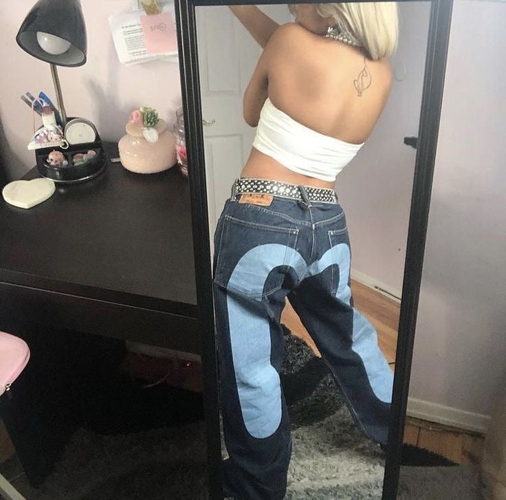 Nina | Divatos Nadrág – Egyenes Vágás és Kontrasztos Szív Mintázat