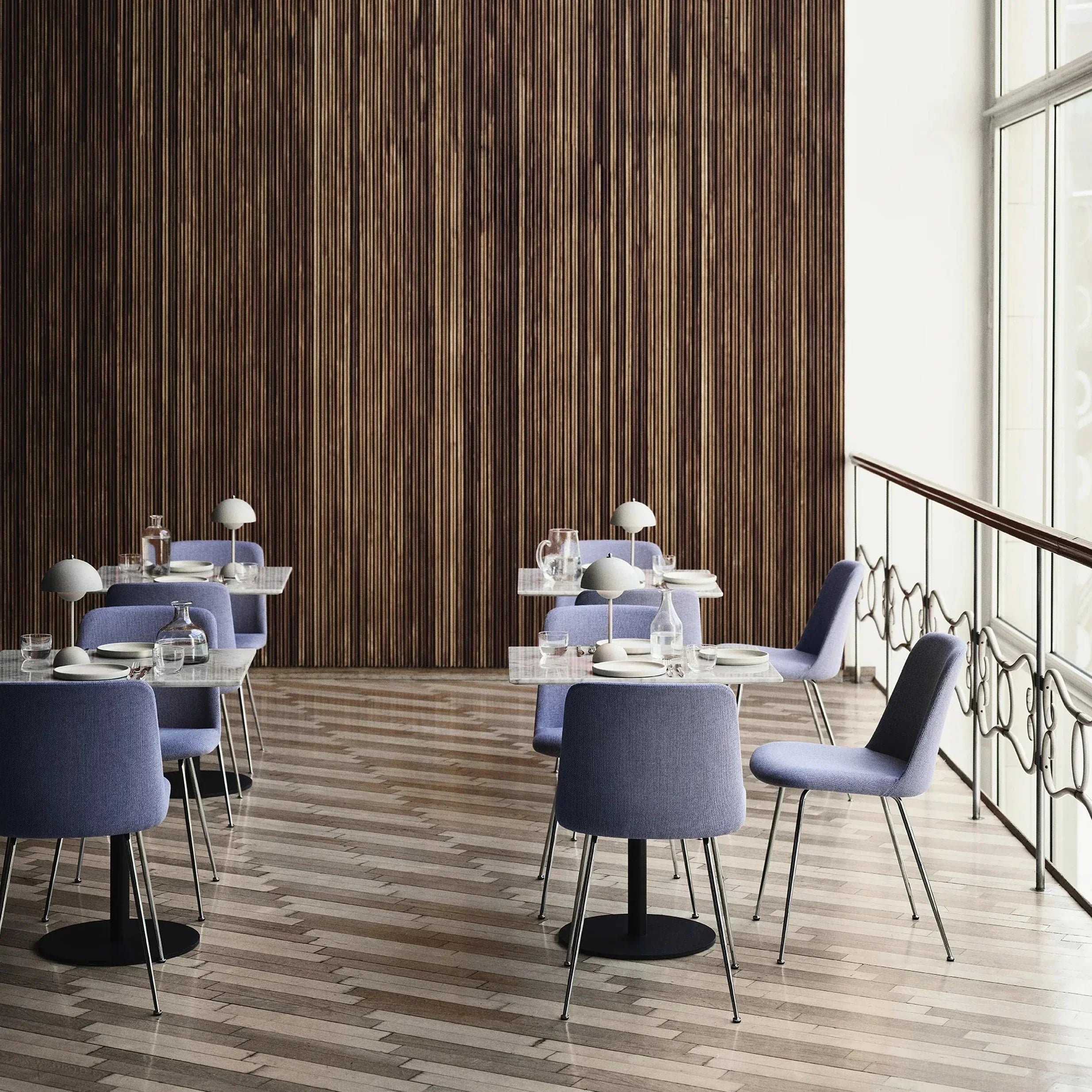 デスク用LEDランプ - モダンなシンプルさと機能性