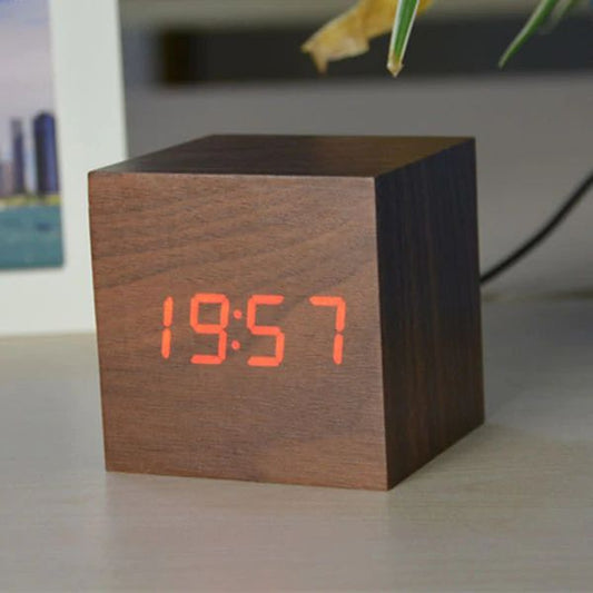 Digitálny kubický hodinový stroj – minimalistický dizajn a LED displej 