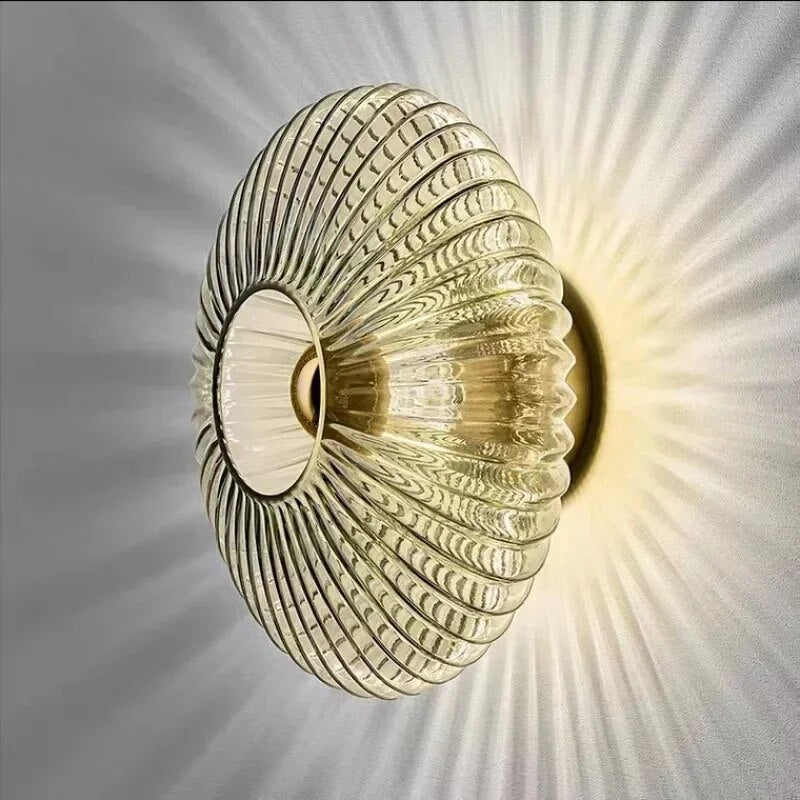 Vegglampe i bølget glass – eleganse og mykt lys 