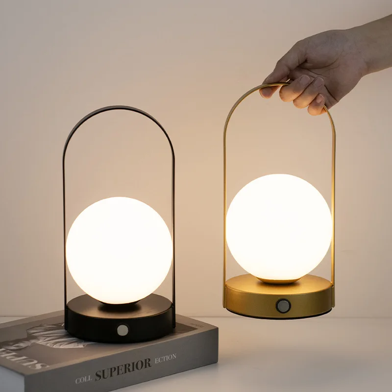 Lampa stołowa bezprzewodowa — regulowana intensywność światła 