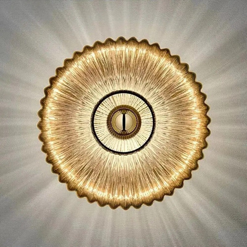 Vegglampe i bølget glass – eleganse og mykt lys 