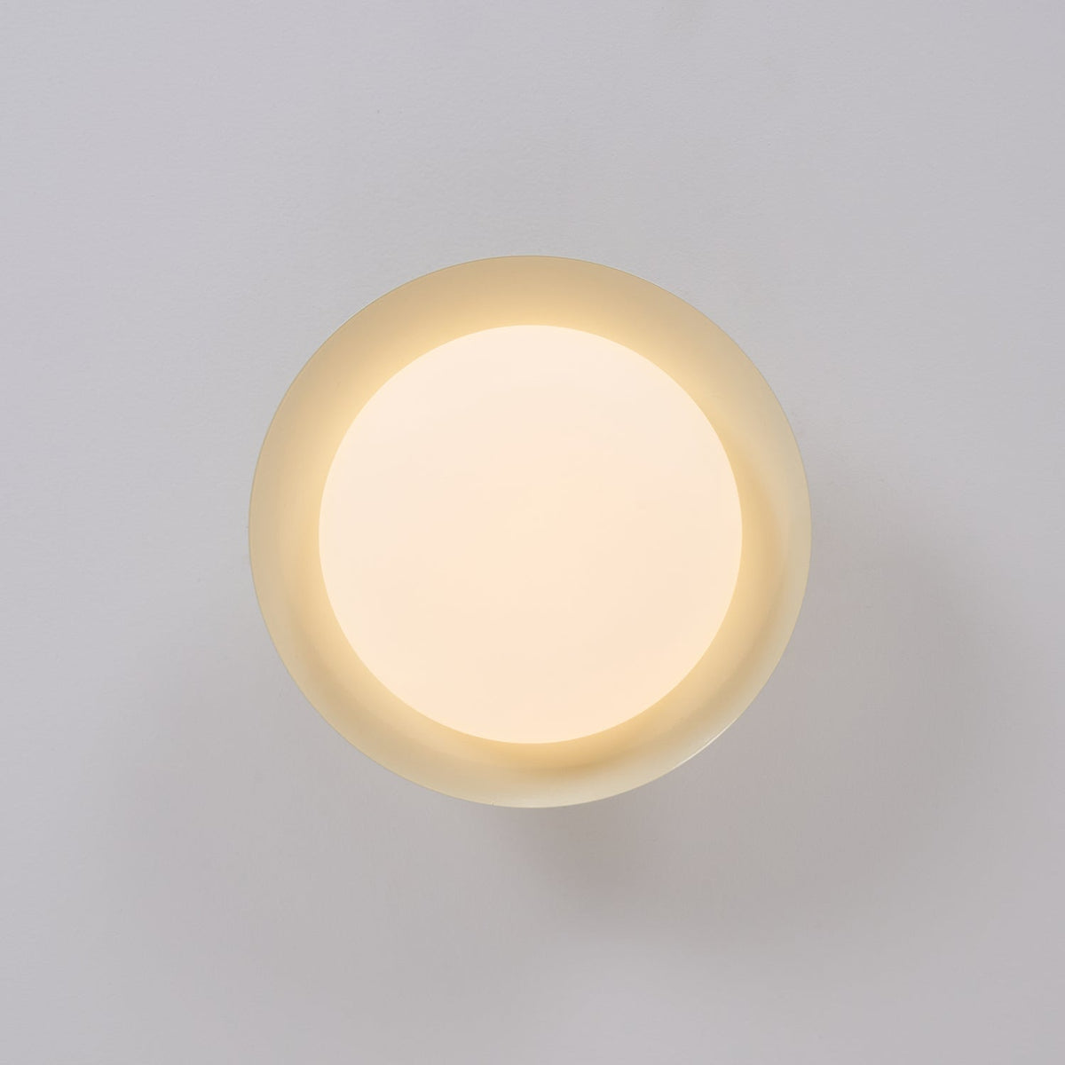 مصباح السقف الدائري LED - توهج طبيعي وأناقة متحفظة