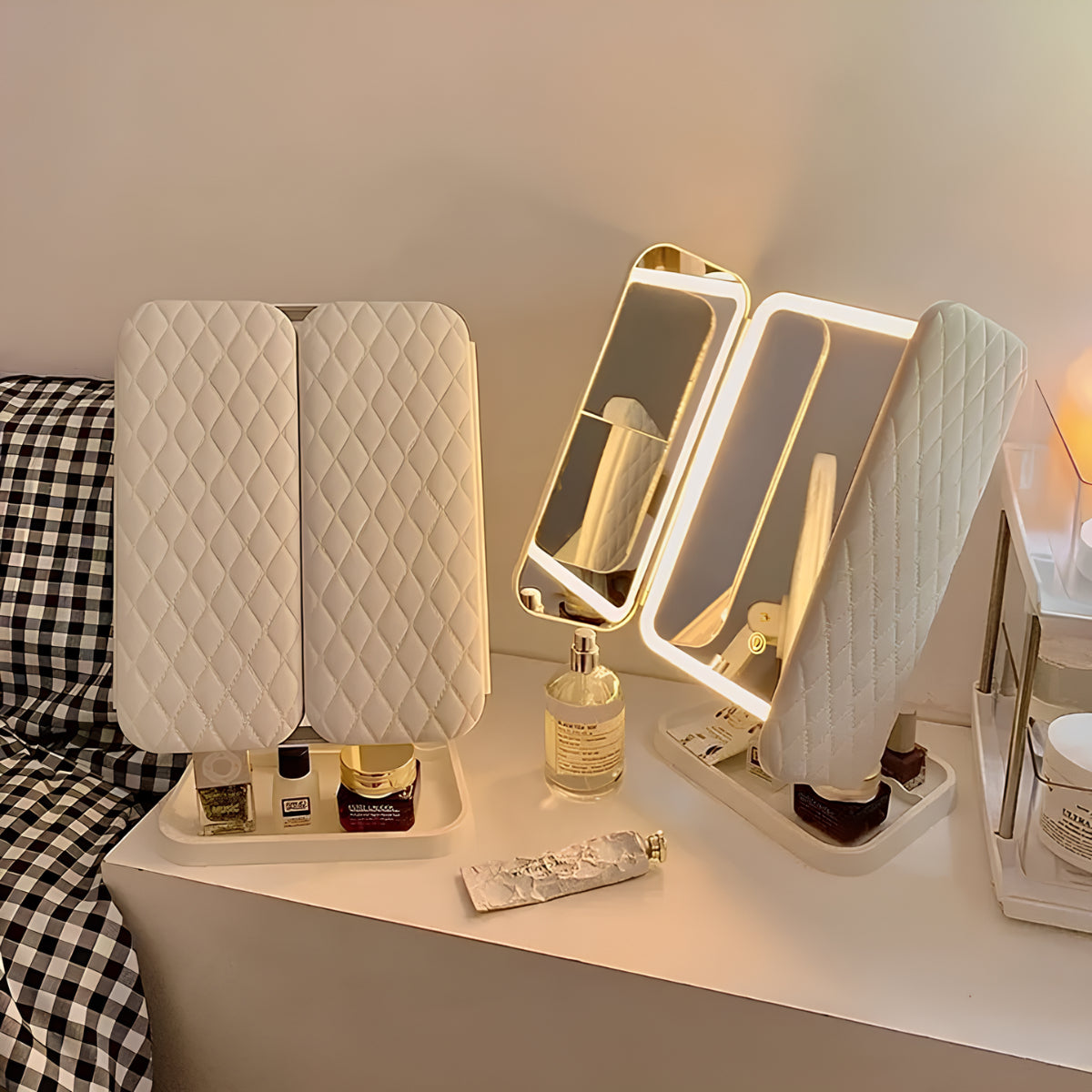 Oglindă Inteligentă — Iluminare LED și Afișaj Modern 