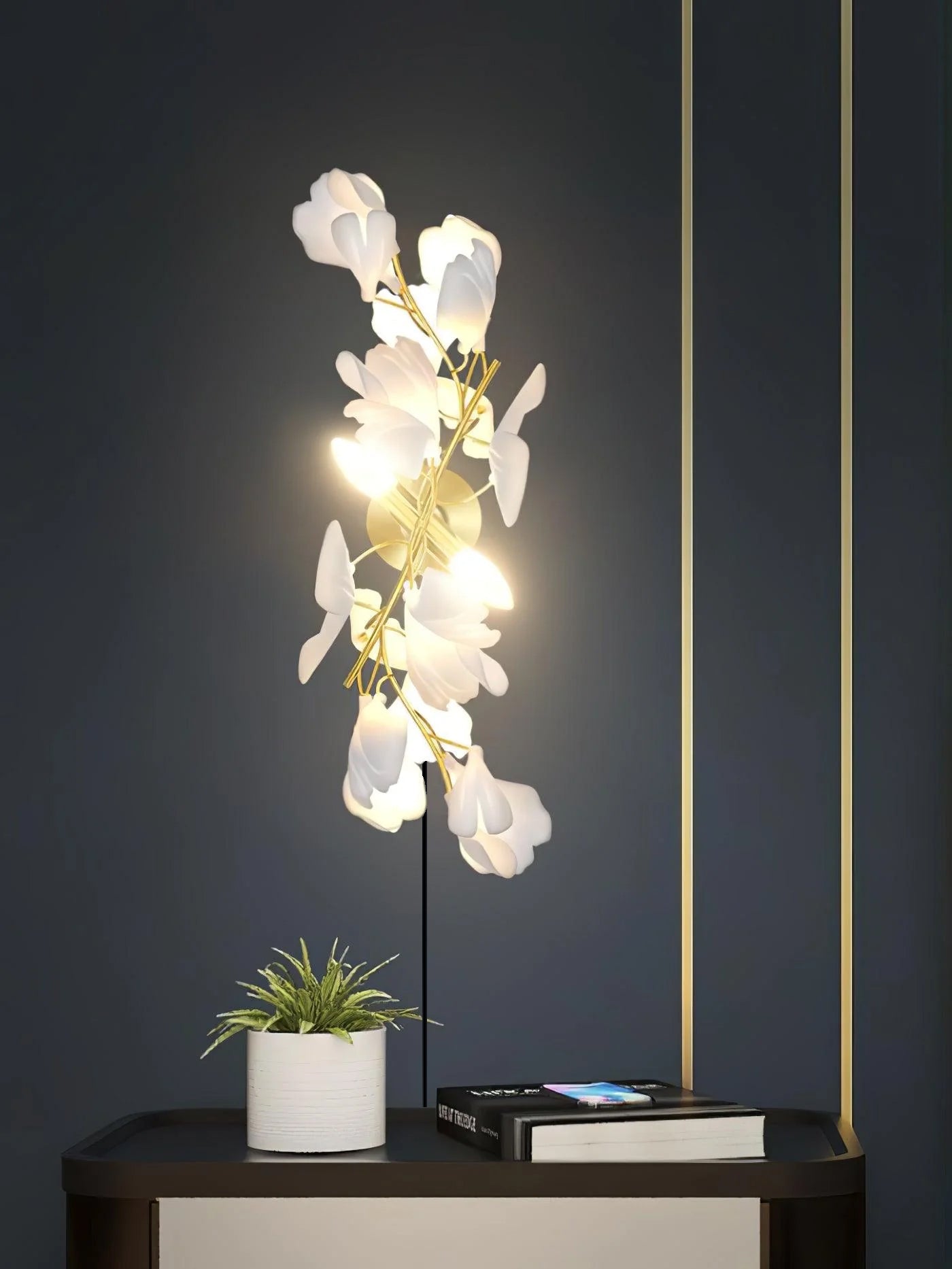 Květinová nástěnná lampa - Zlatá elegance a měkké světlo