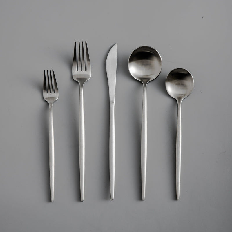 Set di Posate – Stile Puro e Funzionale 
