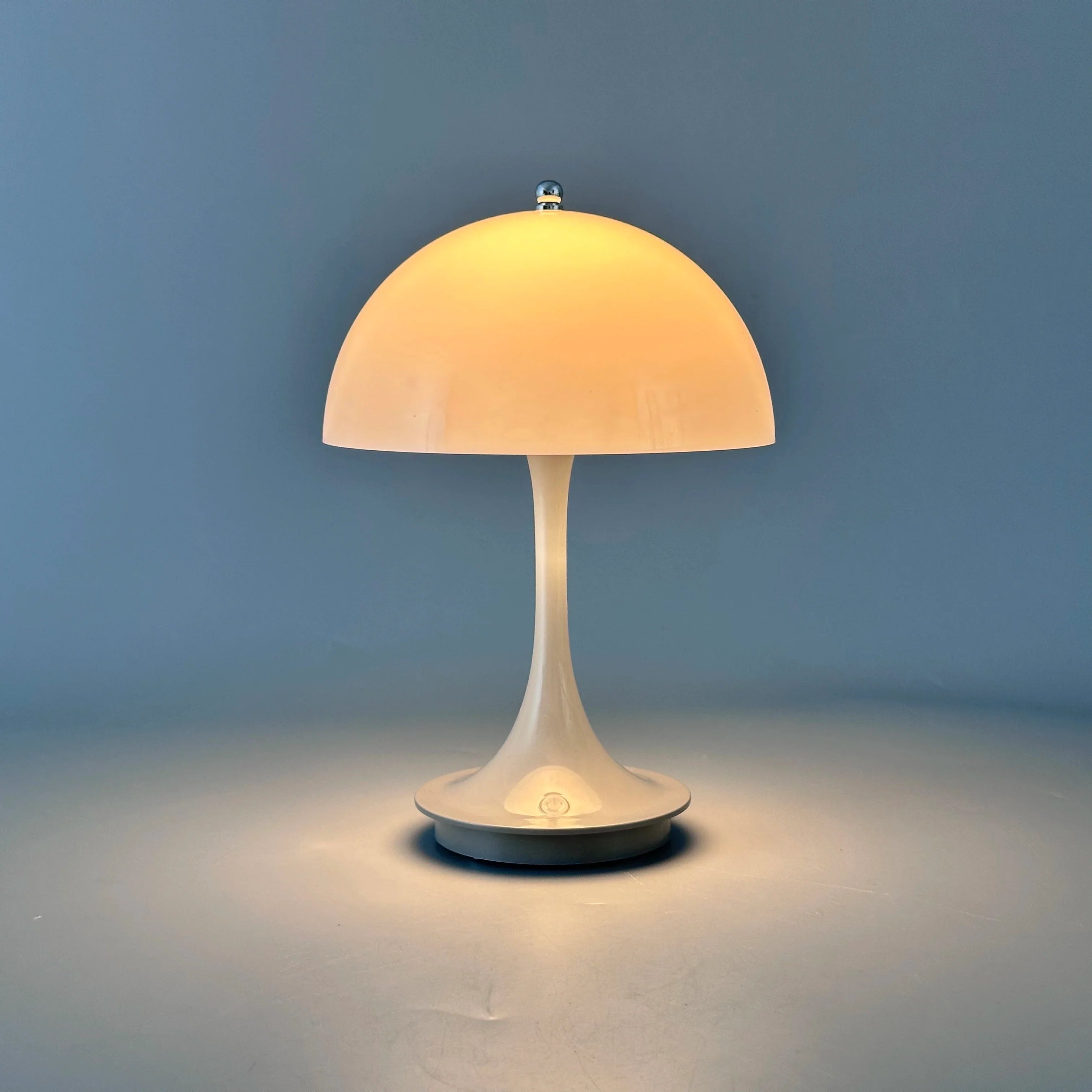 Lâmpada de Mesa LED – Recarregável e Iluminação a Três Níveis 
