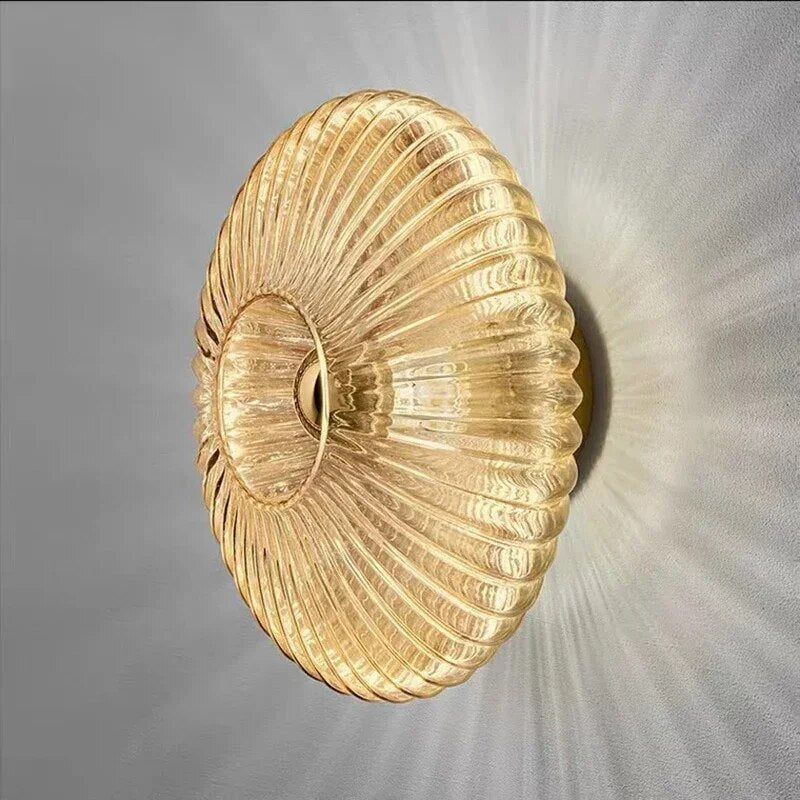 Vegglampe i bølget glass – eleganse og mykt lys 