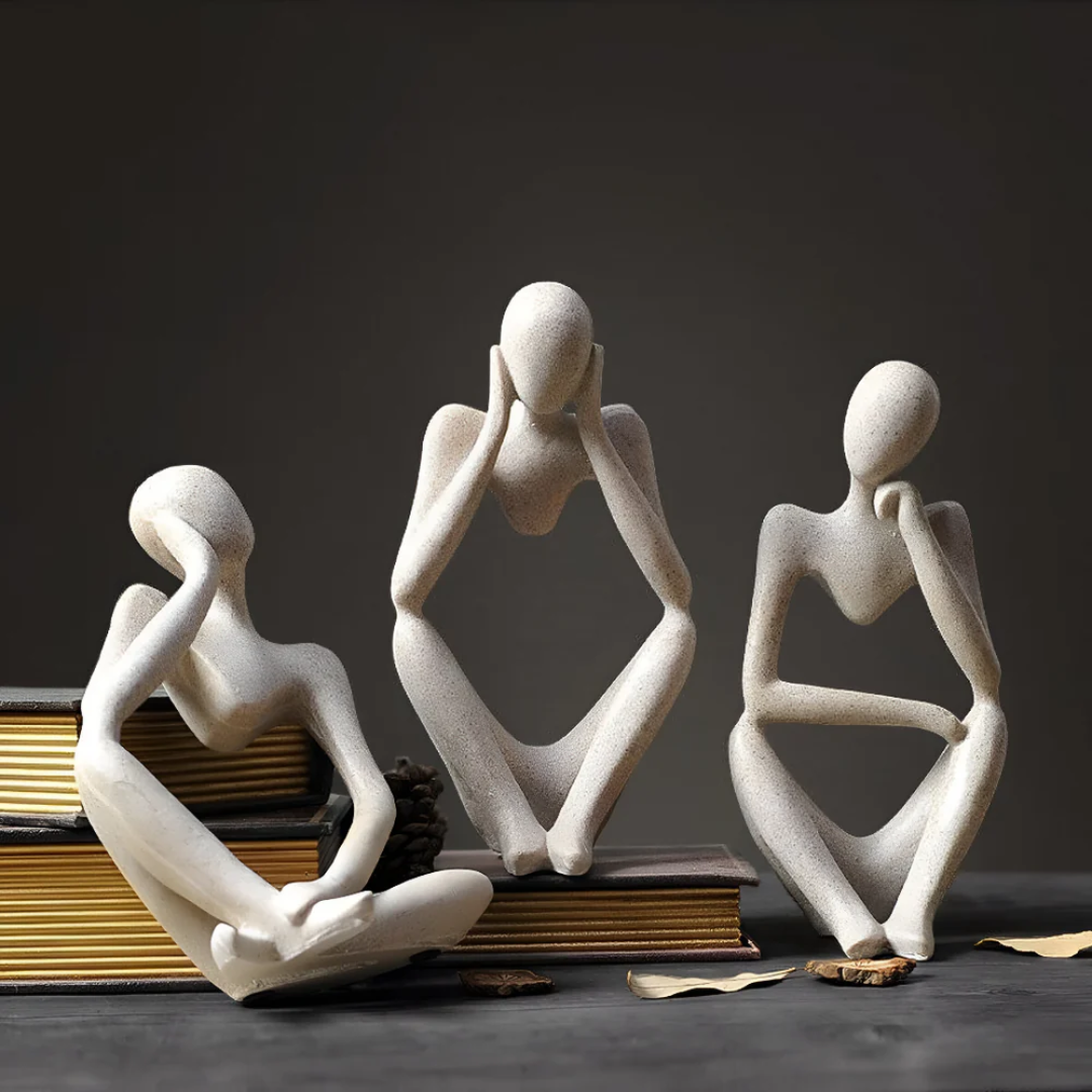 تمثال تجريدي مفكر – أناقة تأملية وتصميم حديث 