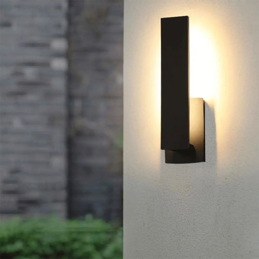 IP65 Resistant Outdoor Wall Light - Solidity And Modernity