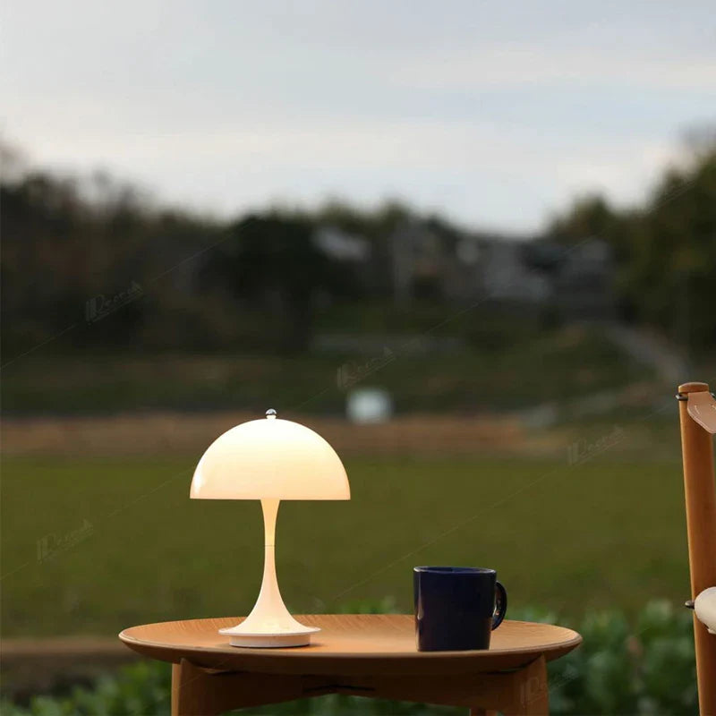 LED Tischlampe – Wiederaufladbar und mit drei Helligkeitsstufen 