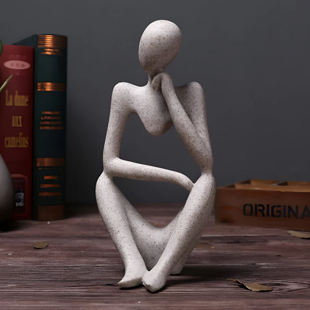 تمثال تجريدي مفكر – أناقة تأملية وتصميم حديث 